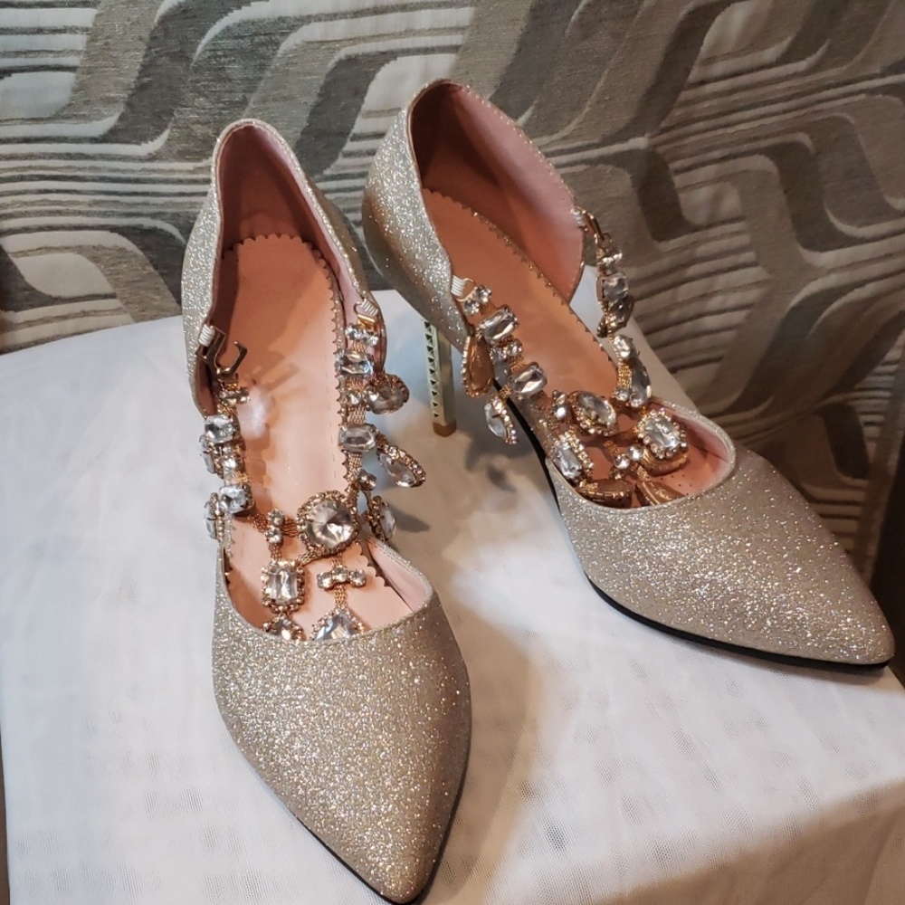 SHOES - Picture 2 of 3